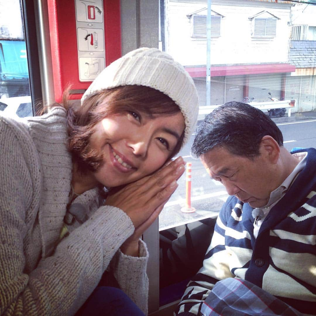 田中律子さんのインスタグラム写真 - (田中律子Instagram)「昨日今日と路線バスのロケです。 朝からすでに徳さん爆睡、昨日のロケのお疲れが出てるかなぁ〜。 ７４歳今日はのんびり参りましょう💕  #路線バスで寄り道の旅」11月24日 11時54分 - ri2kotanaka