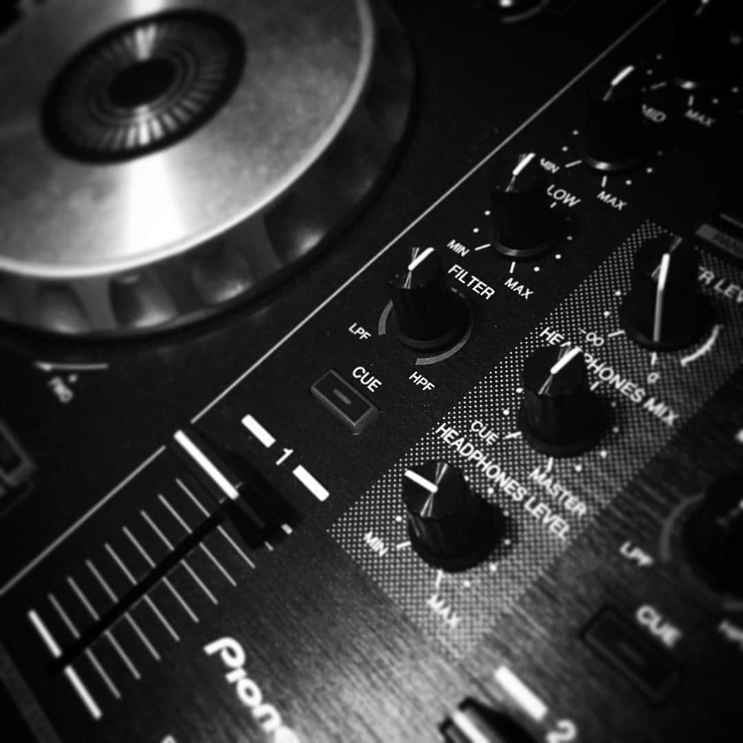 Eaze Inc.のインスタグラム：「#dj #controller #eaze」