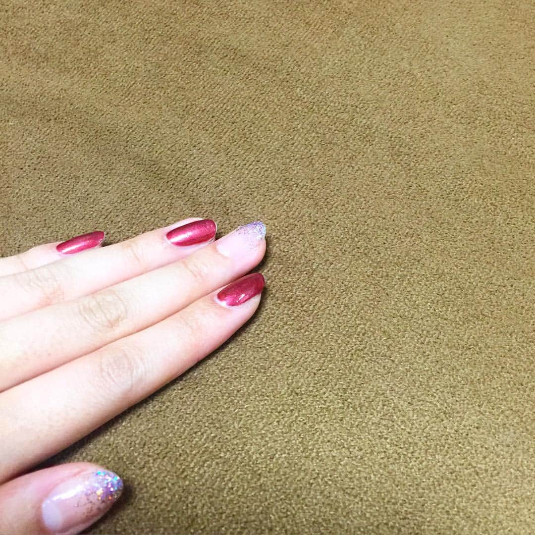 Choicerishのインスタグラム：「冬になるとボルドーにシルバーラメっていう定番の組み合わせ♡ バイカラー良くやるけどこの組み合わせが一番好き！ #nail #セルフネイル #ボルドー #シルバー #ネイル」