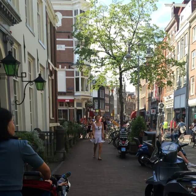Ella Freyaのインスタグラム：「Sun come back 👍 #netherlands #amsterdam #tb」