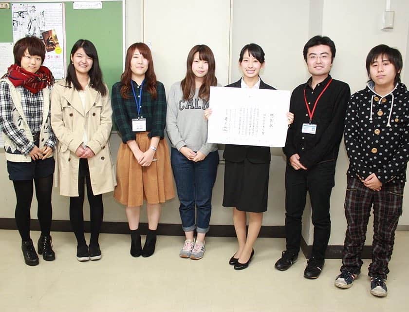 神戸学院大学さんのインスタグラム写真 - (神戸学院大学Instagram)「献血協力で本学に感謝状をいただきました 日本赤十字社兵庫県支部創立125周年兵庫県赤十字大会が11月24日、国際会議場ポートピアホールであり、本学が感謝状を授与されました。ボランティア活動支援室学生スタッフ医療班のリーダー洞出七海さん(人文学部2年次生)が代表で出席しました。洞出さんは「長らく献血活動に協力してきた先輩方のおかげです。誇りに思います。医療班だけでなく、他のメンバーに応援していただき、今年も春に2日、夏に2日の学内献血を行いました。白血病やがん治療など、8割が治療に使われており、今も輸血を必用とされている患者さんがいることをもっと広く知っていただきたい」と話しています。医療班は12月1日も有瀬キャンパスで学内献血を行います。  #神戸学院大学 #神戸学院 #ボランティア活動支援室」11月25日 15時17分 - kobegakuin_university_koho