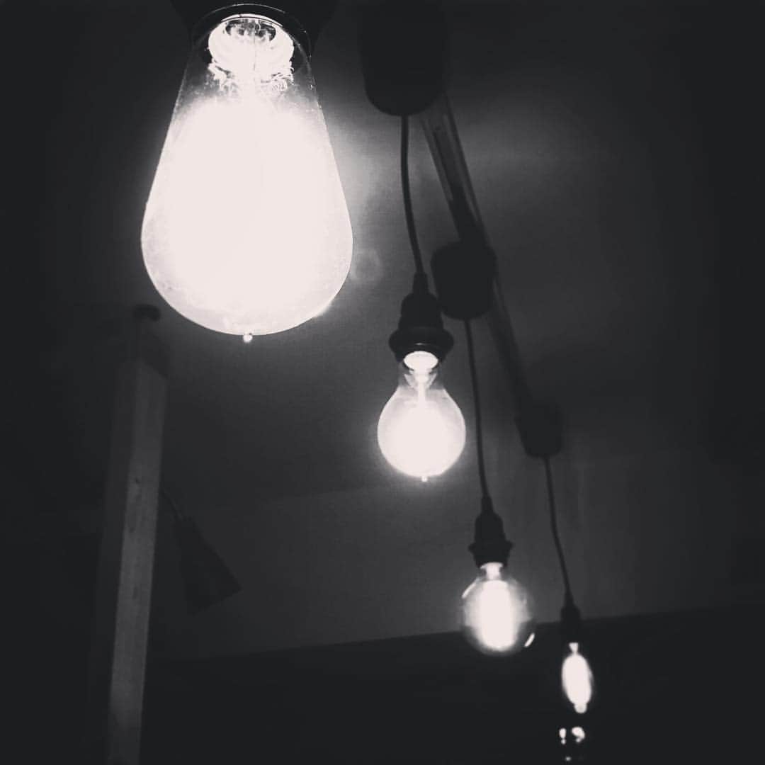 Eaze Inc.のインスタグラム：「#light #bulb #interior #vintage #monochromatic #monochrome #eaze」