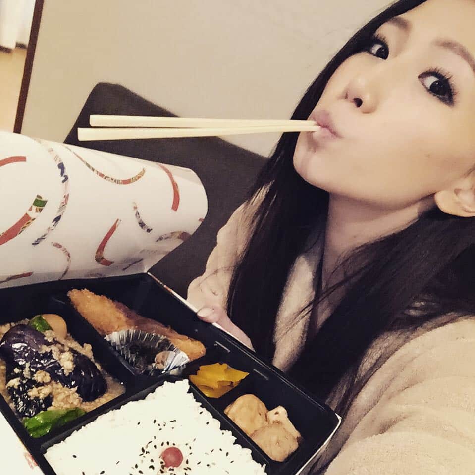 佐山愛のインスタグラム：「お昼のお弁当は茄子そぼろ♪♪ さて、午後も頑張ってお仕事するぞーぃっっ！！ #溜池ゴロー #撮影 #えっちなお仕事」