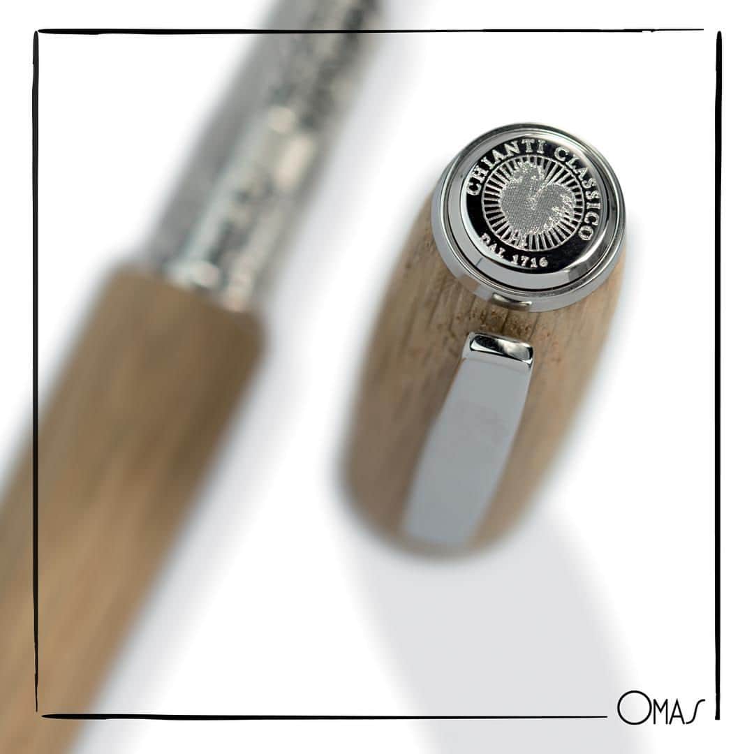 オマスのインスタグラム：「A fountain pen enriched with engravings: the symbol of the Gallo Nero on top of the cap, the logo of the Chianti Classico Wine Consortium; the date 1716 on the ring, and a grape branch on the clip. In addition, the numbering on the bottom. It will leave a mark on you writing pleasure. #OMASeducational #OMAS #Fountainpen #Pen #Calligraphy #FPGeeks #slowliving #handwrite #handmade #instapen #handicraft #madeinitaly #art #writing #write #ink #penworld #chianti」