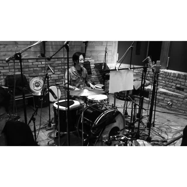 松永俊弥のインスタグラム：「Recording  Sandclock * #drum#dwdrums#recording#remo#premierdrums#vicfirth#zildjian#RRL#converse#jackparcell#tartarnel#levis#levis501」