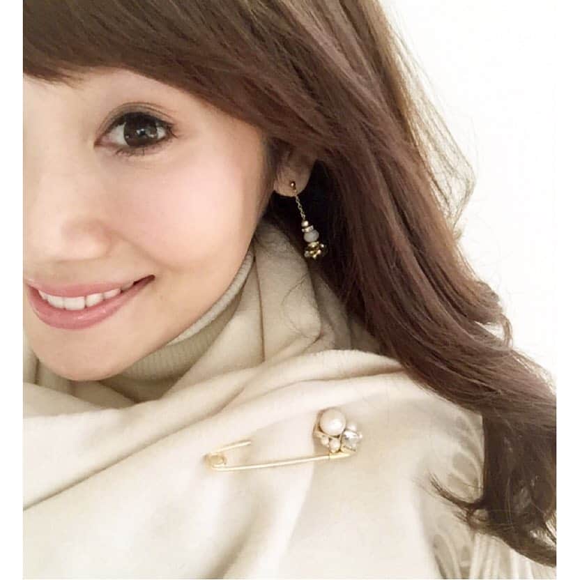 吉田美紀さんのインスタグラム写真 - (吉田美紀Instagram)「明日12時よりLialaのブローチ♡発売いたします✨ マフラー・ストール留めに便利なアイテムです♡ ・ #liala #リアラ #broach #ブローチ #pearl #パール」11月26日 23時32分 - miki__yoshida
