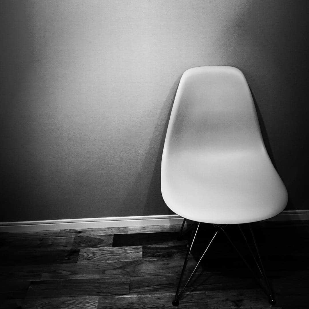 Eaze Inc.さんのインスタグラム写真 - (Eaze Inc.Instagram)「#chair #office #eames #monochromatic #monochrome #eaze」11月27日 13時05分 - eazejp