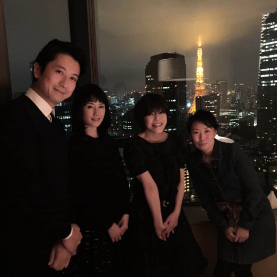 原田知世さんのインスタグラム写真 - (原田知世Instagram)「北川悦吏子さん、谷原章介さん、プロデューサーの櫻井さんと「三つの月」の打ち上げ。 東京タワーが見える素敵なお店で美味しいフレンチ。楽しかったなあ😊」11月27日 13時18分 - o3a3_haratomo