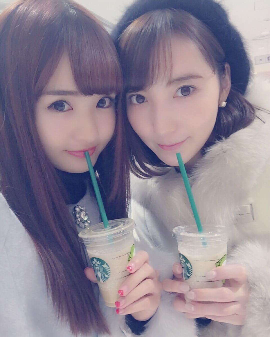 のインスタグラム：「今日はお仕事前にみずきとセールに行ってきました👚💓初めて行く場所で道が分からなすぎて迷子に😂たくさん歩いたから冷たいスタバ☕️🐱 #みずかに #rirandture #starbucks」