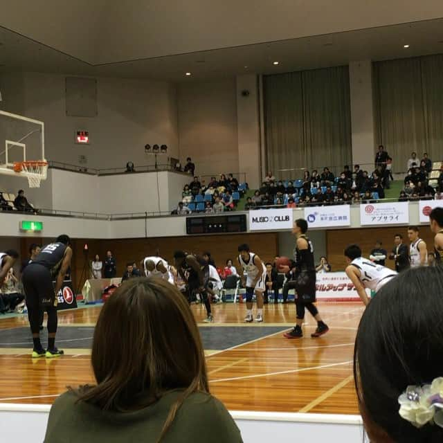 山藤健太のインスタグラム：「同じ県内のスポーツチーム応援にきた！！ #金沢武士団 #サムライズ #琉球ゴールデンキングス #となりは選手のお姉さんだった #バスケのリーグの説明してくれる優しさ #明日も試合らしい #タフ」