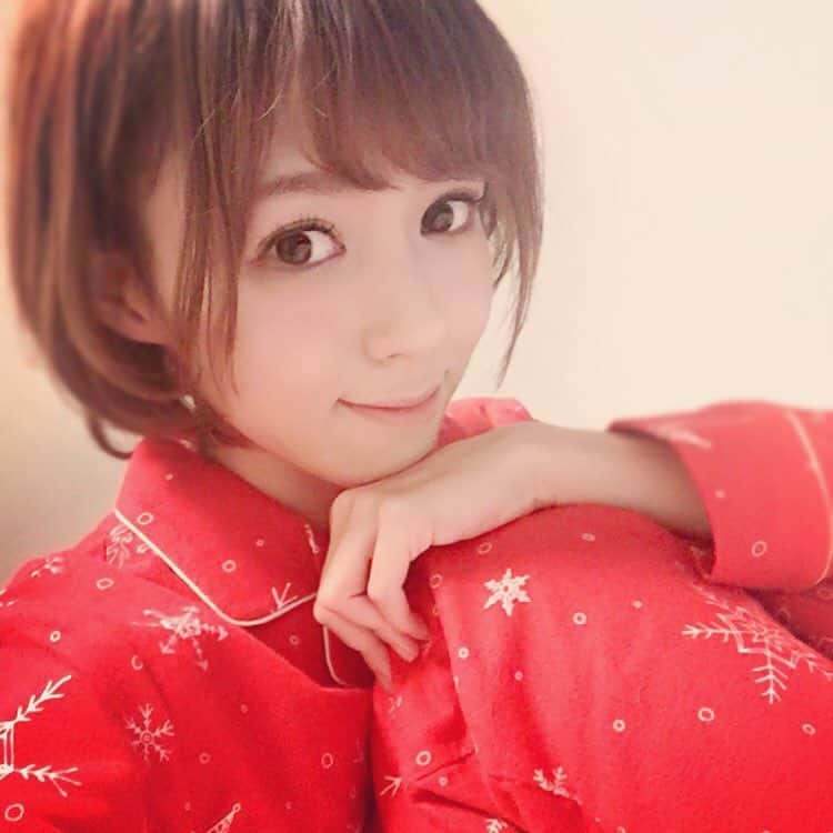 希志あいののインスタグラム：「先日イベントで頂いたピーチジョンのパジャマ♡ 冬のモチーフが可愛い♪ こーゆーパジャマ好き！！ 誰かあっためてー！！ #ぱじゃま #冬 #ピーチジョン #人肌恋しい季節」