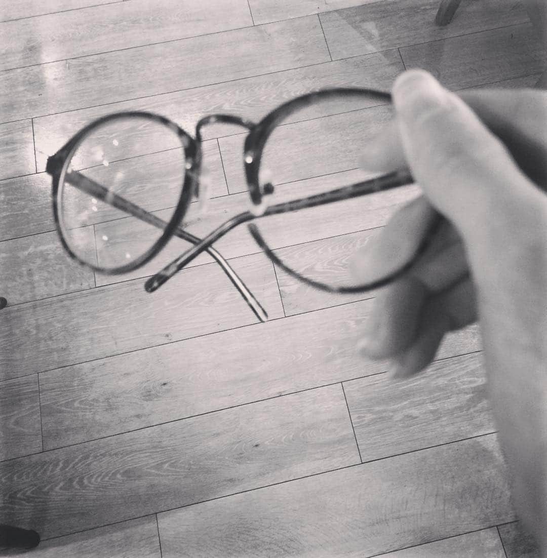 岡崎紗絵さんのインスタグラム写真 - (岡崎紗絵Instagram)「メガネのフレームが突然に割れた。びっくり〜また探しに行こっと。 #めがね #ワレタ #ワロタ #今日も #寒い」11月29日 16時43分 - sae_okazaki