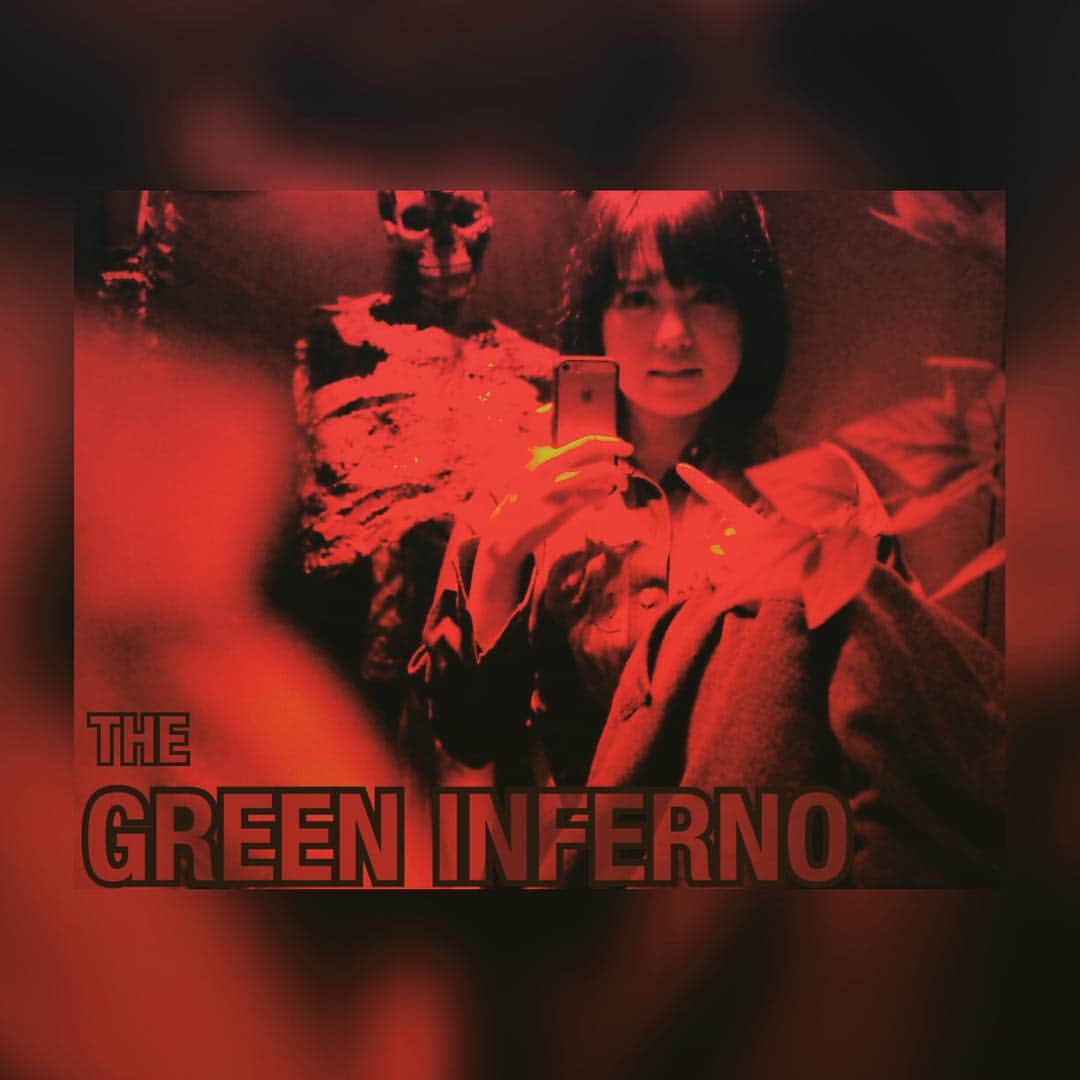 石丸奈菜美のインスタグラム：「「CAMERA‼︎‼︎‼︎ INTERNET!!!!!!」 I saw the movie "the Green Inferno" directed by Eli Roth at Shinjuku Musashino-kan last night. I love horror movie, and I love Eli Roth's "HOSTEL". So I had been very much looking forward to this movie. It was amazing and funny. I like that. Most favorite scene is Jah group was cooking Jonah!! Me and my friend ate Yakitori after the movie.  It felt juicy and nice sweet. Mom,don't worry. I am so happy now. . 気の置けない友人と観に行ってゲラゲラ笑った101分でした♡ ヤハ族役の先住民の方たちの名演技ったら！！ なんだか、久々に「悪魔の殺人ウイルス」が観たくなったのでレンタルしてくることにします♡ #thegreenInferno #eliroth #cannival #ilovehorror #グリーンインフェルノ」