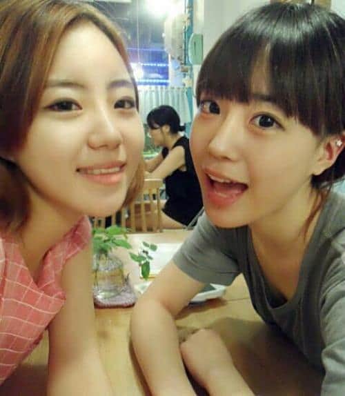 ヨンジのインスタグラム：「Youngji predebut pic with her sister 😍 i'm just done watching all KARA Project episode. OMG i feel so bad to Baby Kara. At the same time, i feel great when see chaewon ㅠㅠ And saw Sojin, she already 23 y/o but DSP didn't make her debut. For me, Baby Kara can be form as one group. But All the member had left DSP. Only chaewon and Somin in DSP ㅠㅠ sob...sob  #kara #kamilia #dspmedia #heoyoungji #youngji #huryoungji #허영지 #영지 #jackji #Cupid #twxytzuyu #kpop #kpopredebut #predebut #debut #sweetmelody」