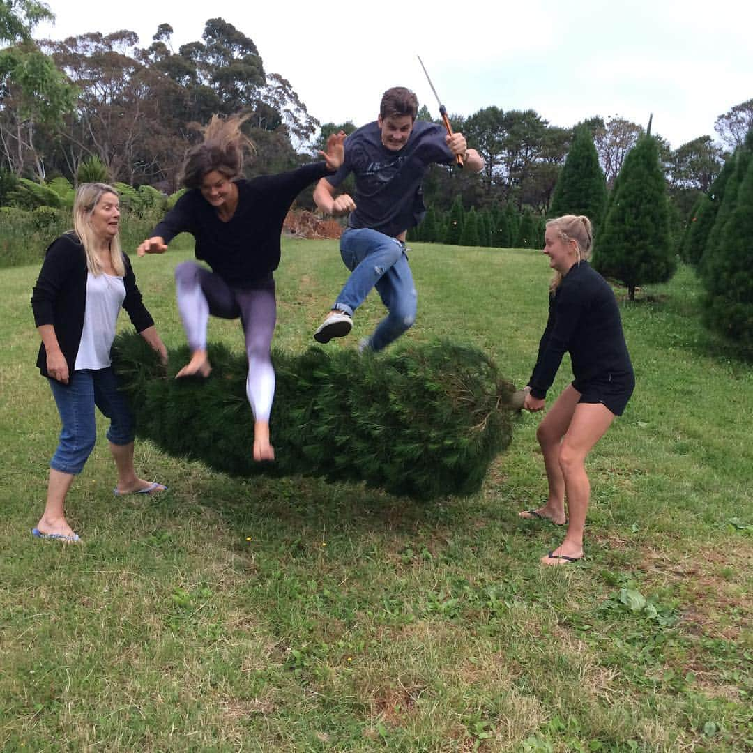 Zoe Ballantyneさんのインスタグラム写真 - (Zoe BallantyneInstagram)「Ballantyne Christmas tradition of choosing & chopping down our own tree. Thank goodness that's all that was chopped this evening – yes, Jasper is hurdling with the machete! #christmasspirit 🎄」11月30日 15時58分 - zoeballantyne