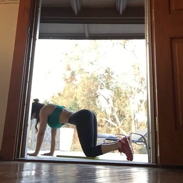 デニス・ミラーニのインスタグラム：「🍑🍑 #mondaymotivation #nogymnoproblem」