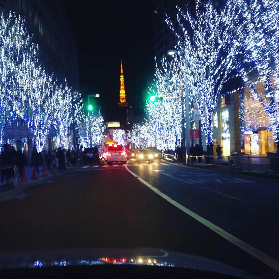 志摩有子さんのインスタグラム写真 - (志摩有子Instagram)「打ち合わせでお邪魔したヒルズからの帰り道。けやき坂のイルミネーションも平日なら混雑しておらず。東京タワーとのツーショットに心弾む✨✨✨ #Xmas #イルミネーション #帰り道」11月30日 18時16分 - ariko418