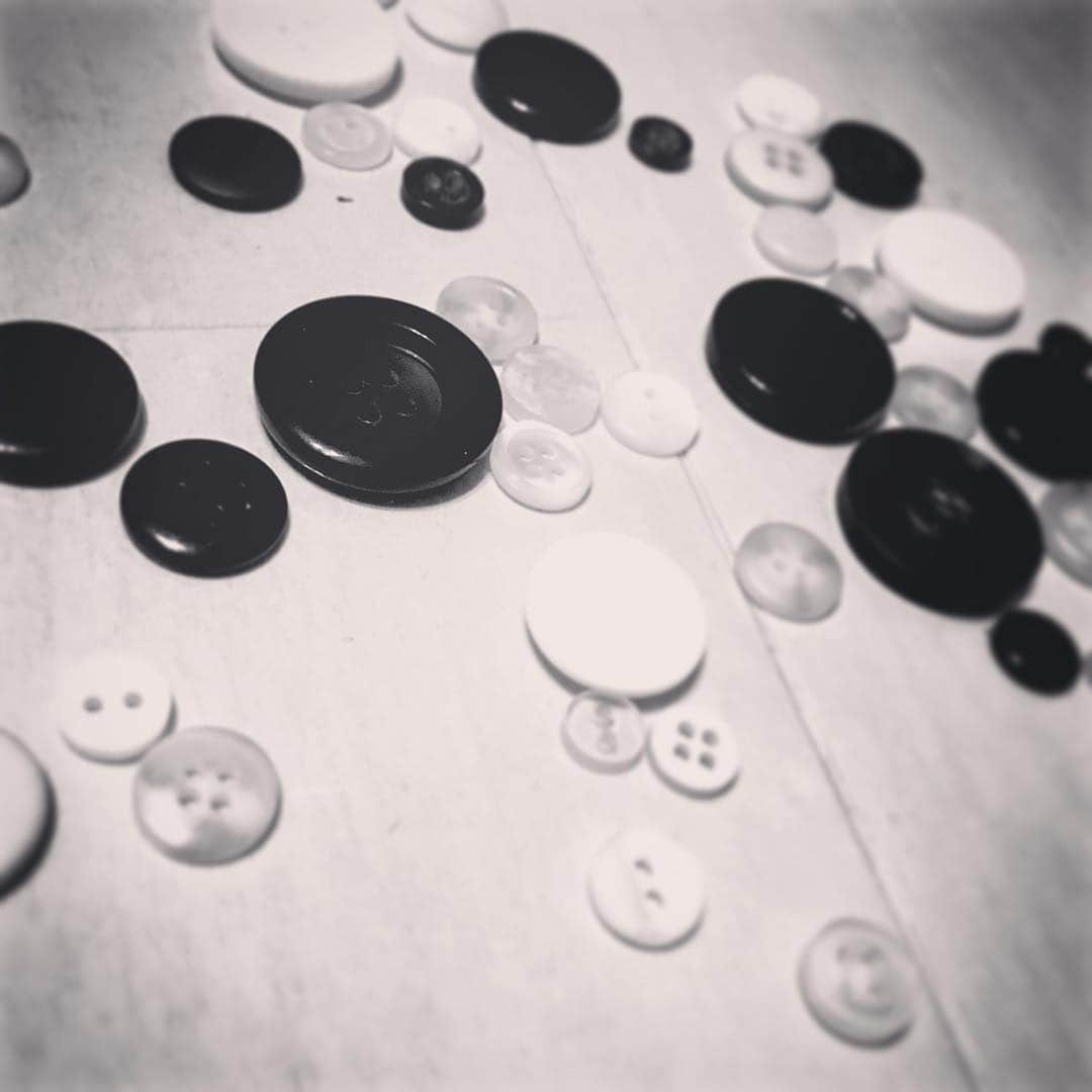 Eaze Inc.のインスタグラム：「#button #monochrome #monochromatic #eaze」