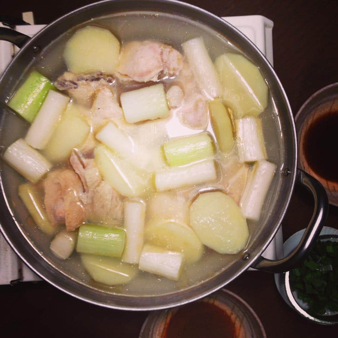 志摩有子さんのインスタグラム写真 - (志摩有子Instagram)「ソウル東大門のタッカンマリ通りにある陳玉華ハルメで食べたタッカンマリの美味しさが忘れられずにトライ。骨付き鶏肉に塩麹を揉み込んでから、葱、生姜、大蒜と煮込む。じゃがいもとトッポッキも入れて。刻んだニラ入りの酢醤油で食す。 #晩ごはん #タッカンマリ #無印良品 #ステンレス鍋 #本場風」11月30日 21時33分 - ariko418