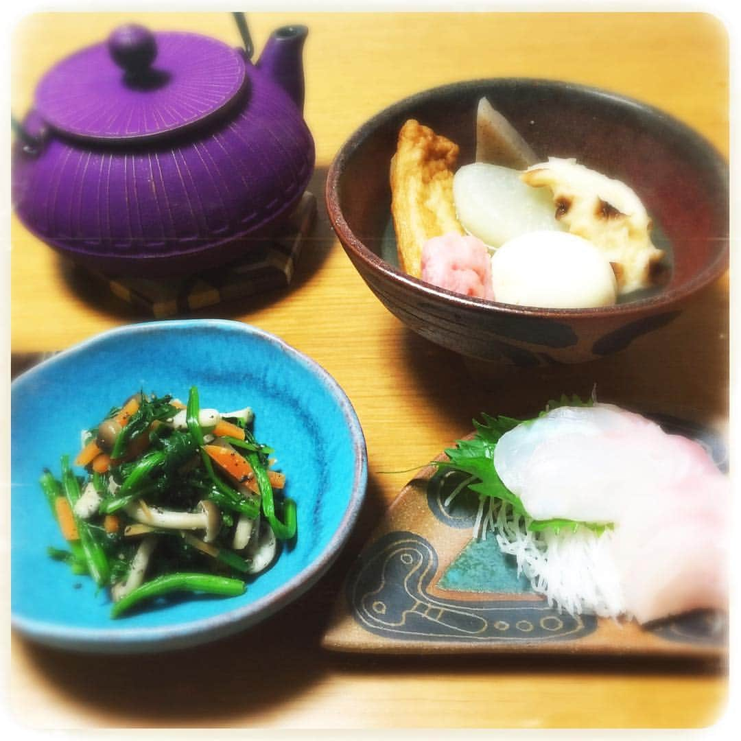 黒猫さんのインスタグラム写真 - (黒猫Instagram)「今日の晩ごはんはおでん、ほうれん草のごま和え、めだいのお刺身🍢😊 これで日本酒…ではなく、白いごはんをモリモリ食べますよ🍚👍 あっ、ご存知の方やお揃いの方💖もいらっしゃいましたが、急須は #南部鉄器 です。（カラー 南部鉄器で検索すると見つかるはず👍） 食器は全部沖縄の #やちむん です😉 I made oden for dinner😊👍 Oden is Japanese hotpot with fish cakes, egg, Japanese white radish  in dashi(soup stock)🍢🍴 #くろねこまんま #instafood #読谷焼 #與那原正守 #安里貴美枝」12月1日 20時20分 - kuroneko_omz