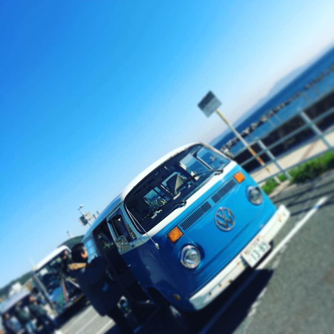 笛木優子のインスタグラム：「青い空とワーゲンバス。 🚌 撮影日和。」