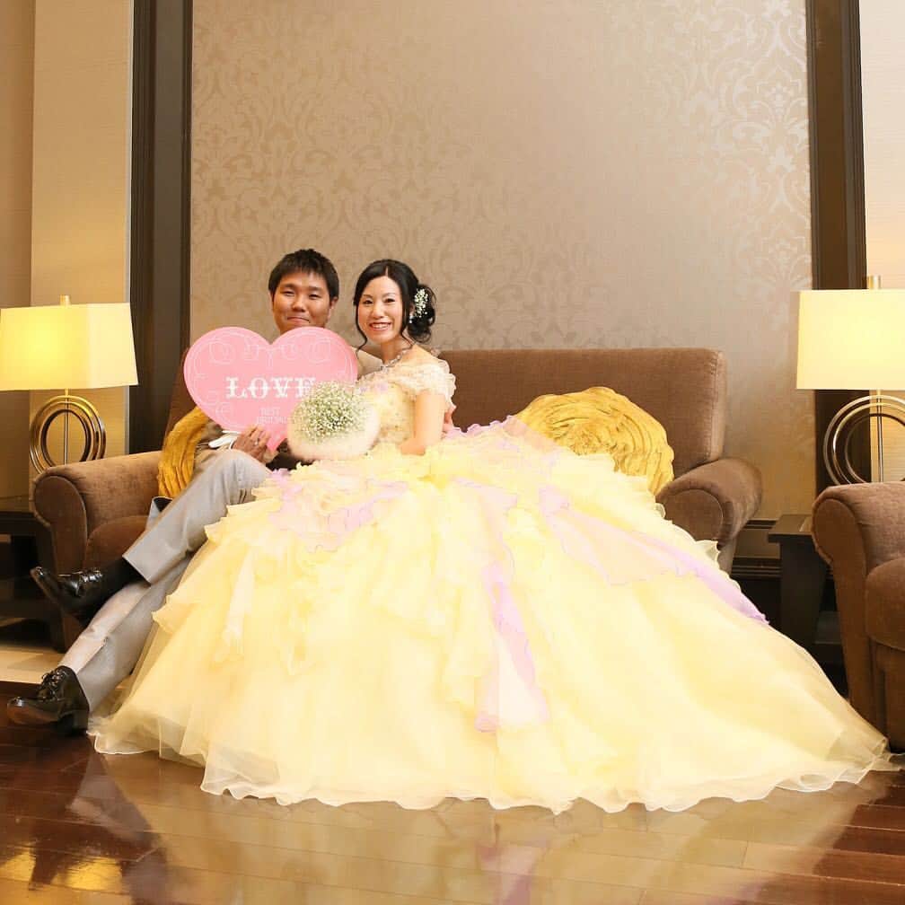 結婚しよう。プロジェクトのインスタグラム：「エレガントな一枚！ ぜひ幸せな新郎新婦をシェアしてください！  #結婚しようpj #ベストブライダル #プレ花嫁 #アートグレイス #happy #bridal  #love #cute #weddingphotography  #wedding」