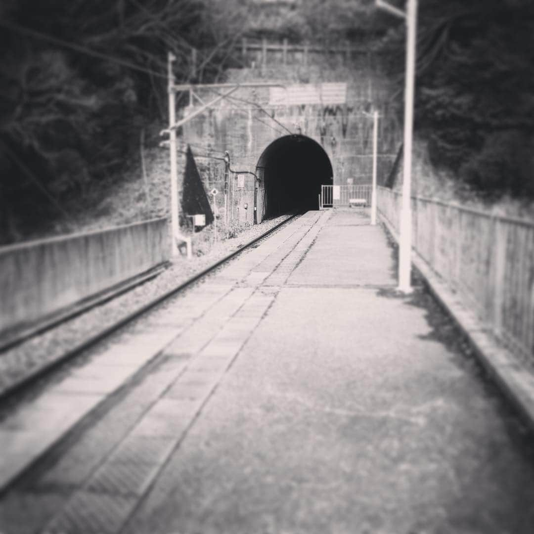 Eaze Inc.さんのインスタグラム写真 - (Eaze Inc.Instagram)「#tunnel #station #monochrome #monochromatic #eaze」12月2日 0時38分 - eazejp