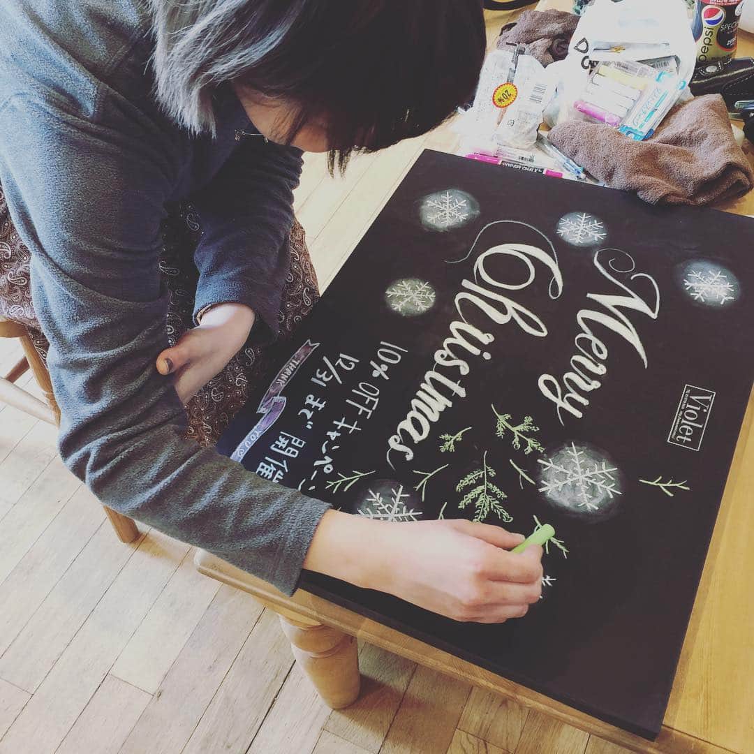前原穂高さんのインスタグラム写真 - (前原穂高Instagram)「街もめっきりクリスマスに染まってきたね(^^)Violetのブラックボードもスタッフが手書きでクリスマスバージョンに書き換えてくれました。この写真ですでにほっこりするんだよなぁ。 #あっぴん #手書き #クオリティ高め #カフェ風 #美容室Violet」12月2日 14時26分 - hodaka