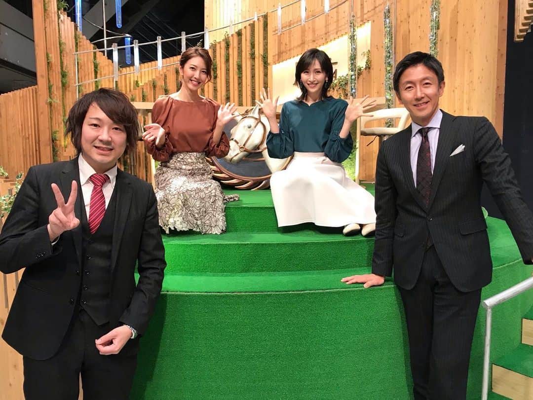 小澤陽子さんのインスタグラム写真 - (小澤陽子Instagram)「𝚊𝚝 𝚠𝚘𝚛𝚔☻  後ろにダッシュしてるのは…！？😂🤣  📸　➠➠➠ 🤳🏻  そう、一緒にMCを務める 競馬の大師匠、福原アナです🏇(びっくりするほど早い。  そして、本日のゲスト: 横山ルリカさんは、 実は『３連闘』の出演でした🏇　@rurika_yokoyama_official  ということで、”3” のポーズ✌🏻  同い年で尊敬する彼女がいると、本当に心強く、 いつも助かっています、、😭💕  毎週中継でお伝えしているBSスーパーKEIBA。  本日は、東西のGⅢ きさらぎ賞・東京新聞杯を中継しました。  今年に入っての重賞、ベテランジョッキーが 多く活躍を魅せてくれていますね✨ 今日も、きさらぎ賞では横山家の父: 横山典弘騎手が 既に今年３勝目の重賞制覇‼️ 東京新聞杯では田辺裕信騎手が勝利🏅 おめでとうございます🎊 (まだ今年は1番人気が来ていないですね🌪😳🤔)  来週は何が起こるんでしょうか☺️ フェブラリーＳにソダシが登録するという情報も入ってきて、春のGⅠシーズンの足音が…👂🏻👣  是非一緒に見届けましょう🏇  そして、北京オリンピックも盛り上がりましたね…！❄️ フジテレビ系では、フィギュアスケート団体の演技の中継がありました⛸ 樋口選手や鍵山選手が、目指してきた夢の舞台で素晴らしい演技を披露してくれ、涙がこぼれそうになりながら日本から見守っていました🥲🌸 @wakababy_sk8r @yuma_kagiyama15   日本初の団体メダル獲得に大きく近づきましたね…！ とっても楽しみです。。！  #日曜競馬 は #BSスーパーKEIBA #全国で見られます☻ #最近の写真放出の巻。 #同い年 #横山ルリカ ちゃん #福原直英 アナ #小澤陽子 #🏇 #フジテレビ #フィギュアスケート #⛸」2月6日 21時25分 - yoko.ozawa729