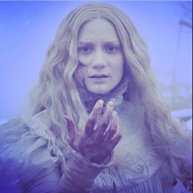 ミア・ワシコウスカのインスタグラム：「What I love about Mia is she can show emotions by just using her eyes, you know? Such a great actress!!!!! Can't wait for this film #miawasikowska #crimsonpeak」