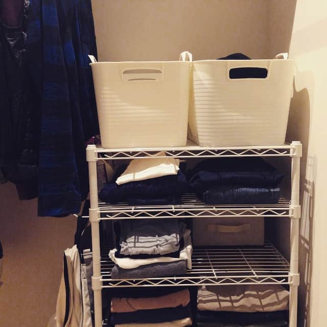 のインスタグラム：「#closet#クローゼット#wic#ウォークインクローゼット#収納#スチールラック#整理収納#DAISO#ダイソー#パジャマ#服収納#暮らし#すっきり#monotone#モノトーン」