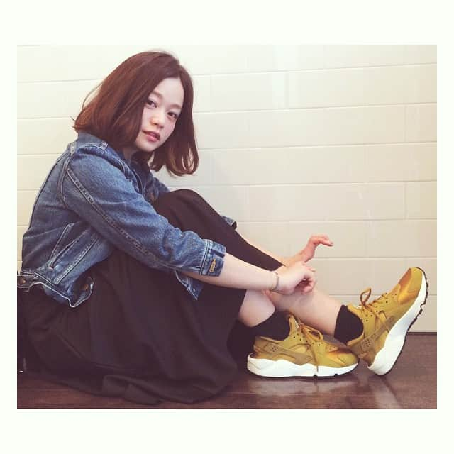 高山直子さんのインスタグラム写真 - (高山直子Instagram)「NIKE AIR HUARACHE 海を越えてわたしのもとへ〜♪ ありがとう。たくさん履きます。  #NIKEAIRHUARACHE#ナイキエアハラチ#NIKE#スニーカー#ゴールド#海を越えて#どんぶらこ#再配達#うれC#ムカデちゃん#百足#靴マニア#NY#ハラチ#ちょっと小さいとか言えない←」4月1日 18時01分 - nao_70koro