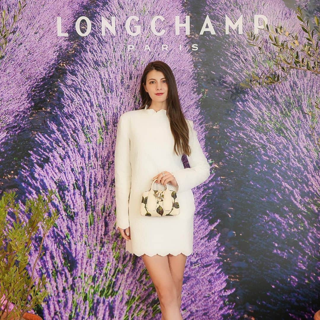 マギーさんのインスタグラム写真 - (マギーInstagram)「LONGCHAMPのイベントへ🍋  ブーケをつくったり、 アロマのビーワックスクリームを作ったり🐝💕  南仏をイメージした会場がとっても素敵〜癒された〜☺️  ちなみに私のバッグの絵は バラの蕾で、初夏をイメージしてるみたい！ 私も5月の初夏生まれだからなんか嬉しかった🌹  #LongchampParisProvence  #LongchampTresParis #ロンシャン @longchamp」3月8日 18時47分 - maggymoon
