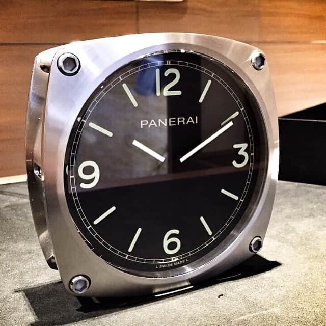 パネライさんのインスタグラム写真 - (パネライInstagram)「This would look killer on any desk! The #Panerai PAM585 stainless steel table clock. Pic by @crazywatchthailand #PaneraiCentral」4月2日 2時16分 - paneraicentral