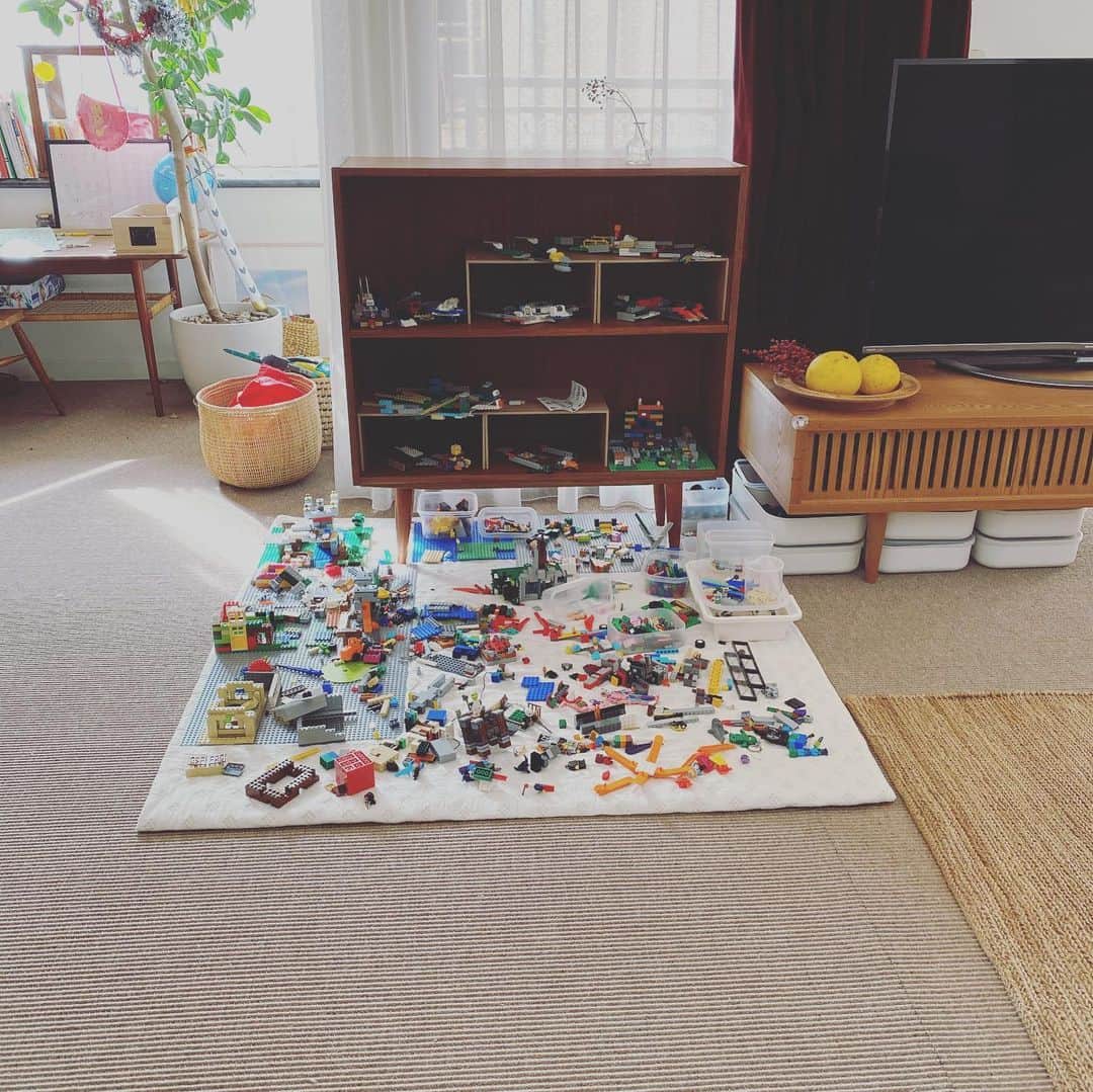 浜島直子さんのインスタグラム写真 - (浜島直子Instagram)「子供部屋をまだ作っていない我が家にとって、リビングが遊び場になるのは、そりゃそうだよね😂 ごめんごめん。 ということで、息子が作ったレゴの作品を飾る棚をみんなで探しに行き( @haluta_tokyo で買いました)、相談して白い布を敷き、「レゴスペース」を。 大喜びで自分で飾り、初めてできた「自分だけのスペース」で、夢中でレゴで遊んでます😎 そして綺麗好きな旦那が「あー、やっと落ち着いて新聞が読める」と😆 ピピちゃんも大好きなフワフワの上で寝れてよかったよかった🥰 ・ #ちなみに4枚目の写真は #レゴスペースが無い時の状態🤣😱🙈 #リビング #みんなで #心地よく #過ごしたい #大人も子供も動物も」3月13日 9時57分 - hamaji_0912