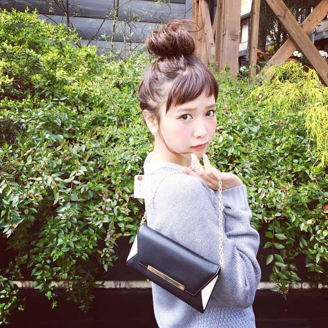 田中里奈さんのインスタグラム写真 田中里奈instagram このちっちゃいバッグみたいなお財布みたいなの可愛い この長さでもお団子できることをここに田中里奈が証明いたします Ryuryu 撮影 お団子 ヘアアレンジ タグ見えてる笑 4月2日 12時26分