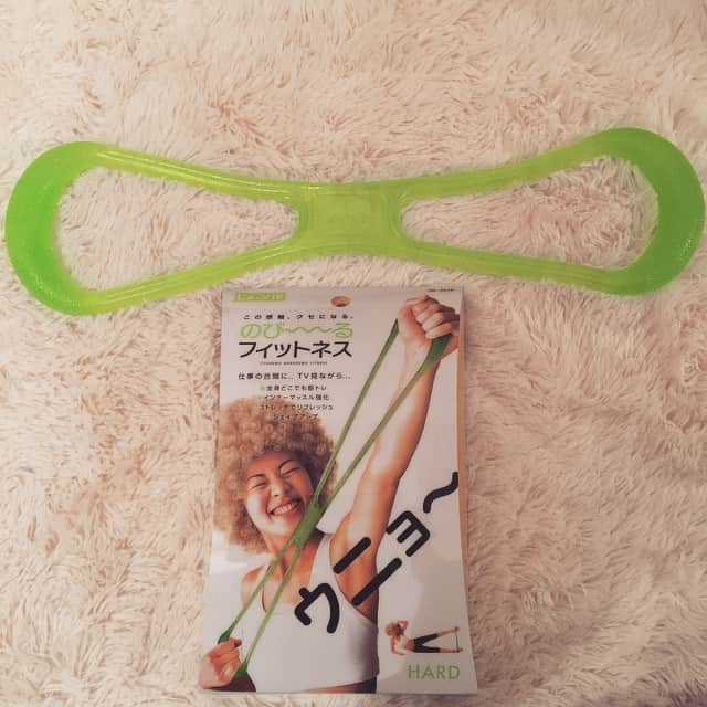 島村まみのインスタグラム：「肩甲骨のストレッチにと、#のびーるフィットネス  を購入。 HARDだときつい💦SOFTにすればよかった… でも気持ちいいね！」