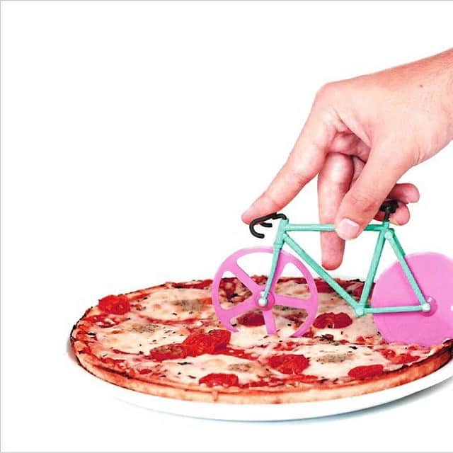 のインスタグラム：「自転車をモチーフにしたスペイン生まれのおしゃれなピザカッター。 ✳︎こちらの商品は、プロフィール欄の中のURLで探せます。 #ピザ #面白い #おもしろい #自転車 #おしゃれ #ピザカッター #食卓 #キッチン #便利 #便利グッズ #pizza #pizzacutter #bike #yummy #yum #cool #cute #roomrakuten」