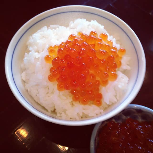 志摩有子さんのインスタグラム写真 - (志摩有子Instagram)「北海道だもの。朝のビュッフェでイクラごはん。朝から幸せ♡ #このあと焼き鮭と組み合わせて親子丼に #旭川備忘録」3月11日 8時57分 - ariko418