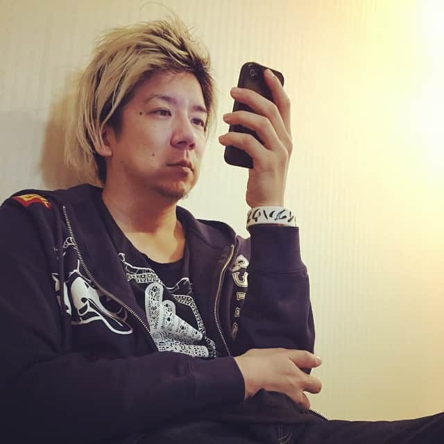 こーいちのインスタグラム：「急遽今からニコ生「サンブコウイチのバナナ放送」ってタイトルで2人で始めます。 お暇な人はよろしくどうぞ。」