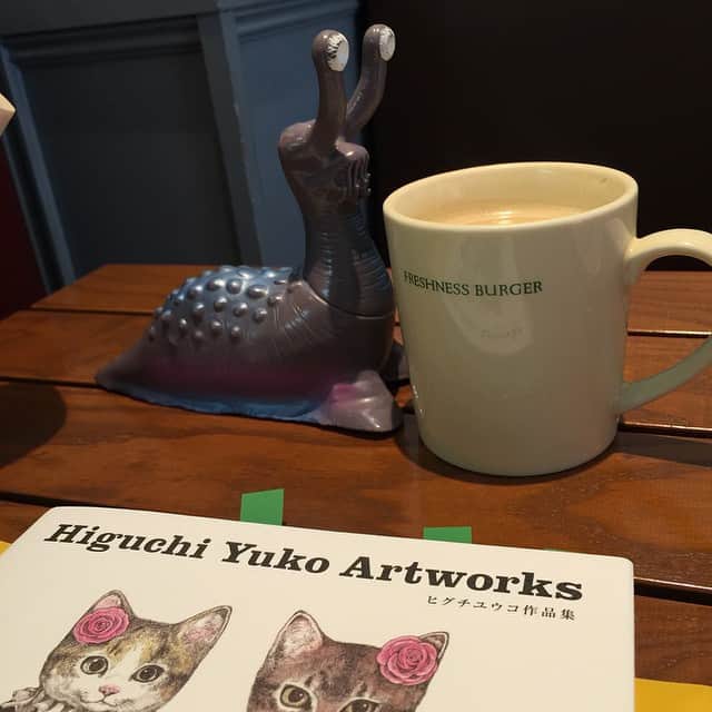 ヒグチユウコさんのインスタグラム写真 - (ヒグチユウコInstagram)「お打ち合わせ。ナメゴンをプレゼントすると違うタイプのナメゴンになって戻ってくることがわかりました… ナメゴンはどうしてこんなに可愛いのか」3月12日 15時41分 - yukohiguchi3