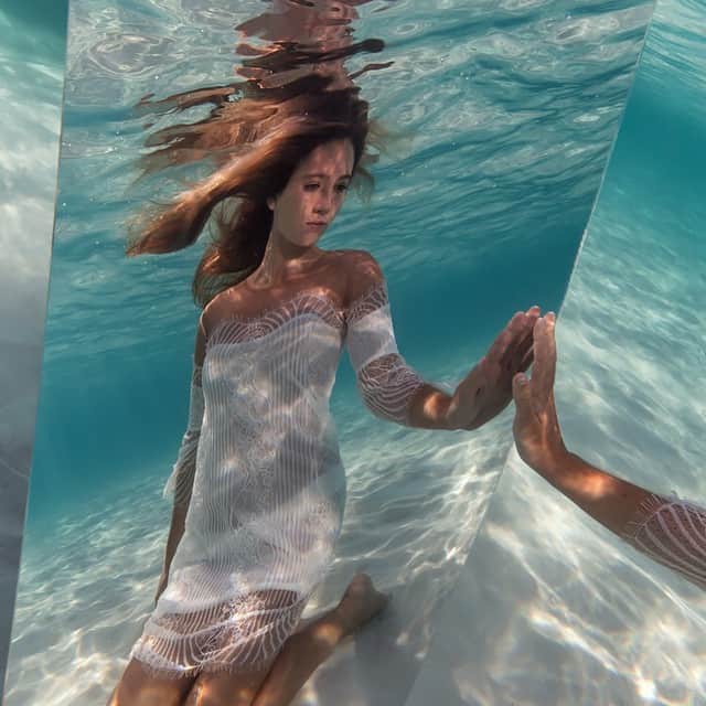 サシャ・カリスのインスタグラム：「Mirror mirror...」