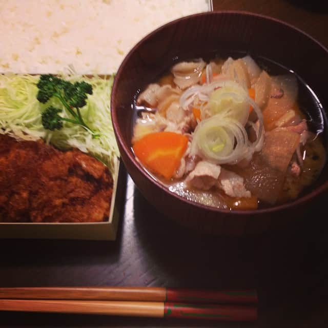 志摩有子さんのインスタグラム写真 - (志摩有子Instagram)「あとは具だくさんの豚汁をなんとか作る。 #とんかつすずき #付いてくるキャベツの古漬けが絶品」3月12日 21時24分 - ariko418