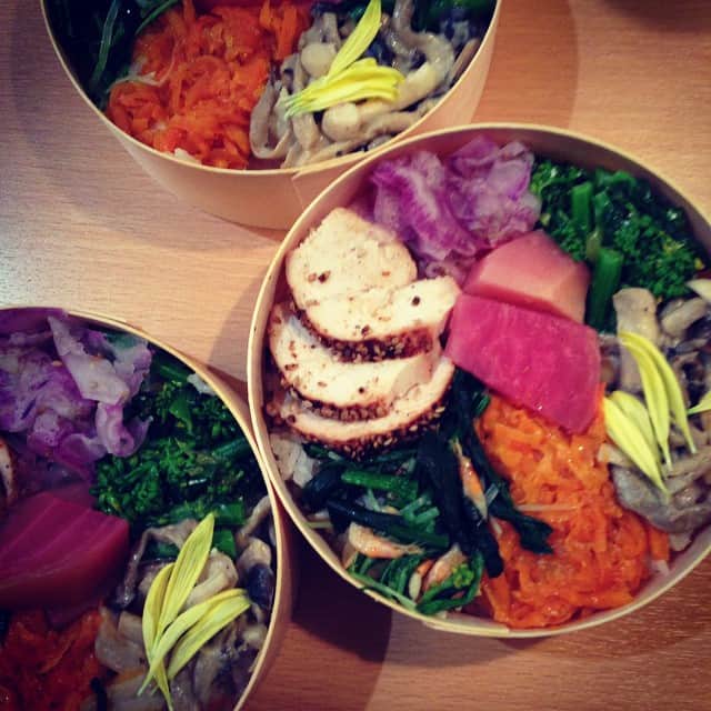 志摩有子さんのインスタグラム写真 - (志摩有子Instagram)「母は野菜たっぷりのMOMOEのお弁当を。ヘルシーおいしー。」3月13日 13時48分 - ariko418
