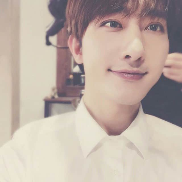 チョウミさんのインスタグラム写真 - (チョウミInstagram)「白色情人节快乐^^ Happy White Valentine's Day #whitevalentinesday #zhoumi #白色情人节」3月14日 22時57分 - zhoumi0419