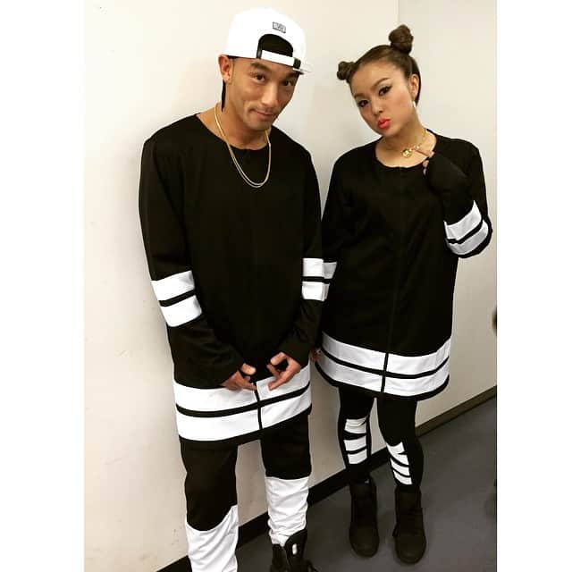 Nazukiのインスタグラム：「CRYSTALKAY LIVE Dancer costume😎😎 クリスタルケイ LIVE衣装 スタイリングしました‼️‼️ BLACK✖️WHITE  KHND ViiDA SUPRA  @catshop_tokyo  @viida.tokyo  #catshop #dance #costume #live #crystalkay #viida #khnd #supra #fashion  #ootd」
