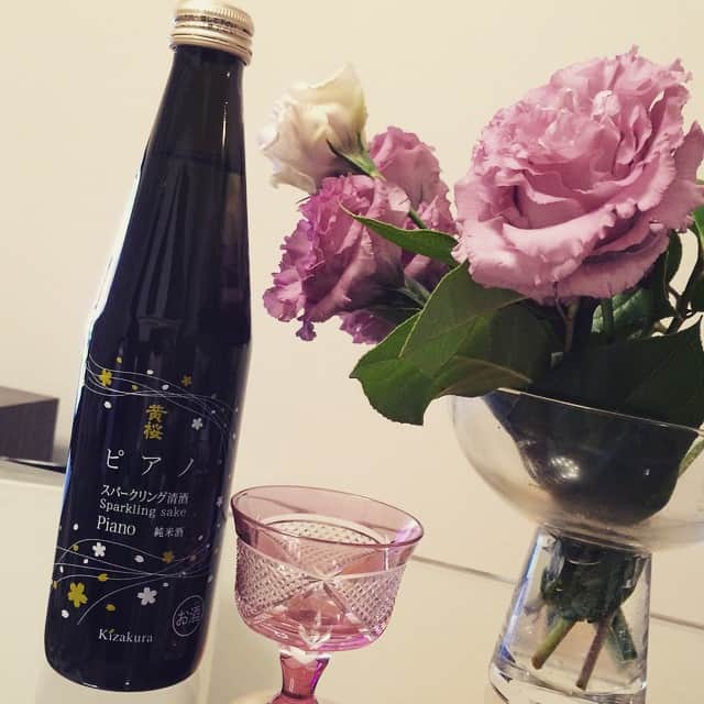笛木優子のインスタグラム：「お、お、おいしい🍷🍶🎹😊💕 #黄桜#ピアノ#スパークリング清酒」