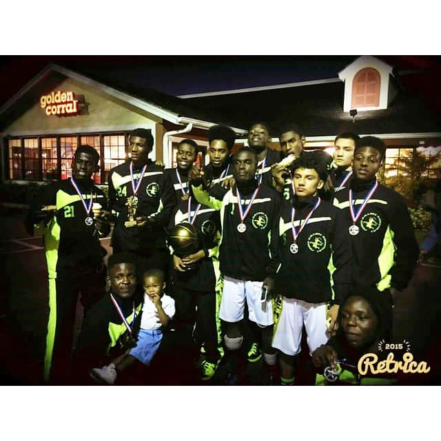 ケビン・デュラントのインスタグラム：「With my boys. Won our 1st tournament. 😎👌🔥🏀🍴」