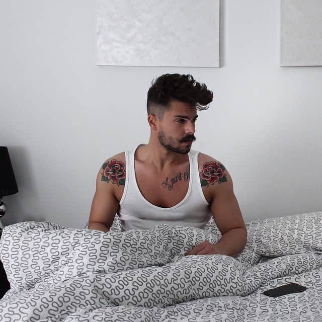 Stefano Trattoのインスタグラム：「Day off = All day in bed 😅 #iwokeuplikethis」
