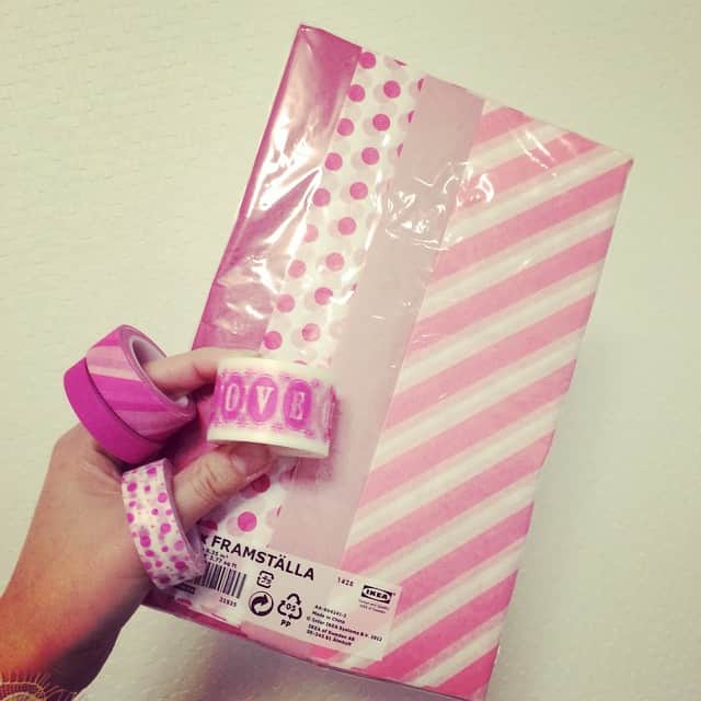 笛木優子のインスタグラム：「撮影がIKEAの近くで終わったので行ってきました🚙。かわいいラッピング用品が売ってました🎀💝🎁他にもいろいろ新しいものが。。。#ikea」